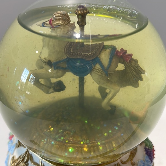 Vintage 1991 Cape Craftsmen Snow globe plays  Carousel Waltz collectible - Picture 2 of 14